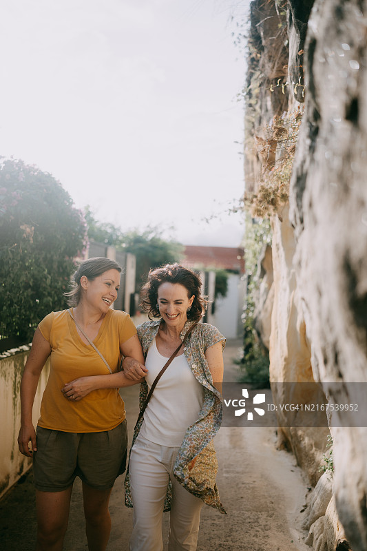 两名女子在西班牙愉快玩耍图片素材
