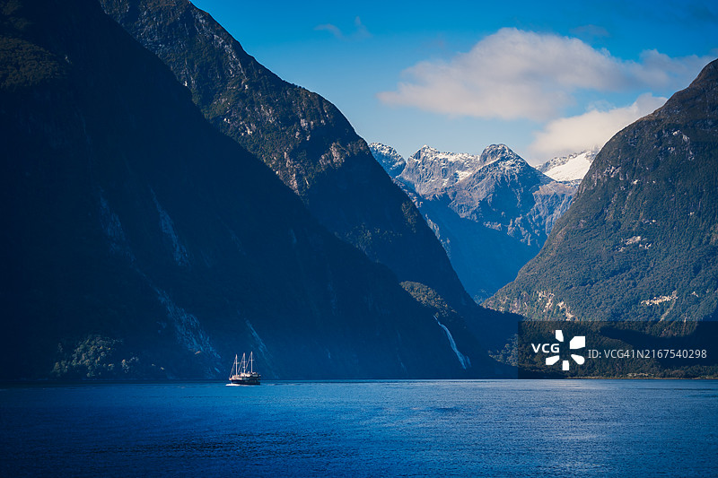 米尔福德峡湾风景游船，新西兰南地图片素材