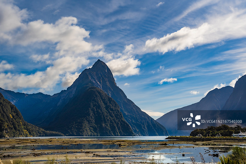 新西兰南岛米尔福德峡湾的山峰图片素材