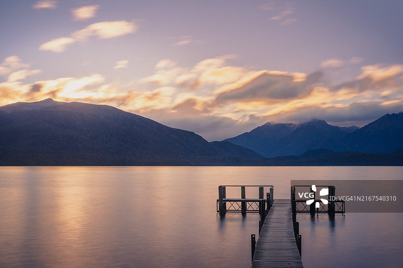 新西兰南岛蒂阿瑙马拉库拉码头的长时间曝光日落图片素材