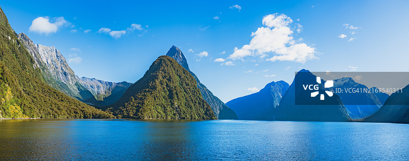 新西兰南岛米尔福德峡湾的全景，阳光明媚的日子图片素材