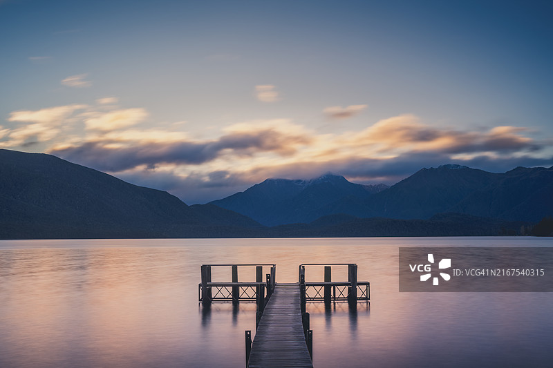 新西兰南岛蒂阿瑙马拉库拉码头的日落长时间曝光图片素材