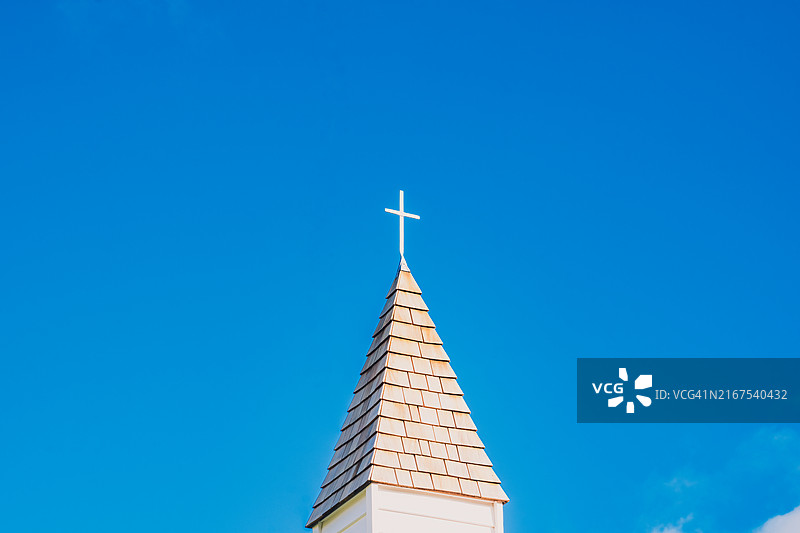 教堂屋顶上的十字架，基督教的象征。图片素材
