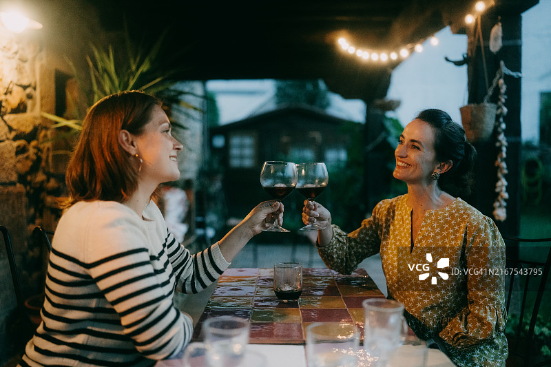 两位女人在家里露台上敬酒图片素材