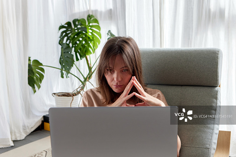 专注的自由职业者在家进行在线会议图片素材