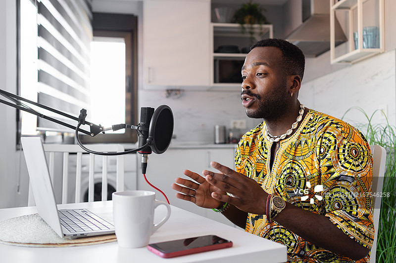 内容创作者在厨房使用专业麦克风录制播客图片素材