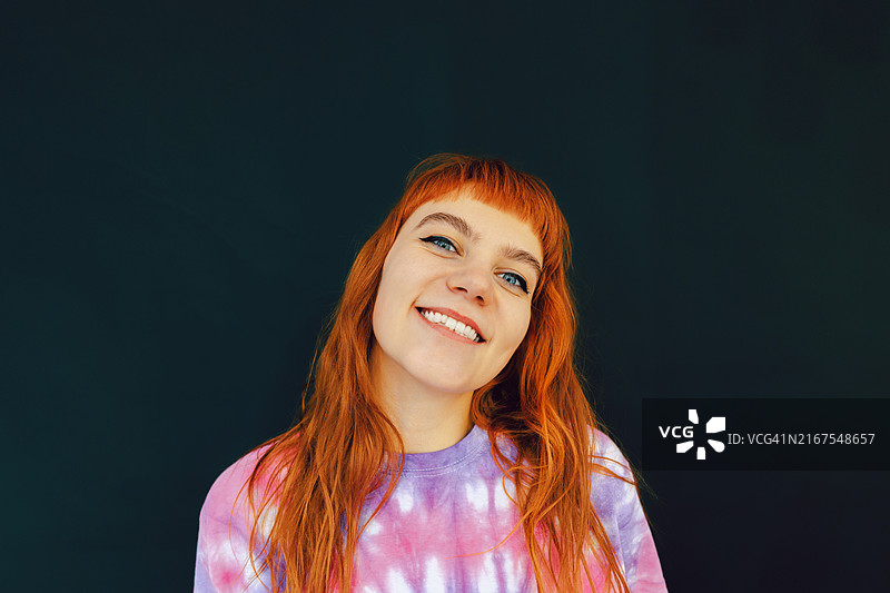 微笑的红发年轻女人肖像图片素材