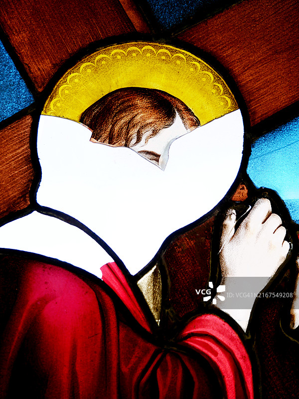 法国巴黎,耶稣背负十字架的破碎彩色玻璃窗特写图片素材