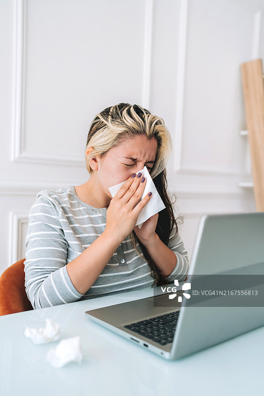 患流感打喷嚏的女人图片素材