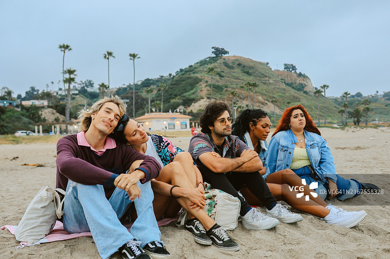 朋友们在加利福尼亚海滩图片素材