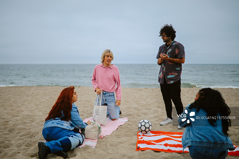 朋友们抵达加利福尼亚海滩图片素材