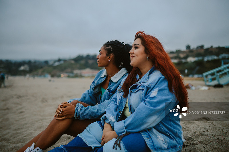 女性朋友加州圣莫尼卡宅度假图片素材