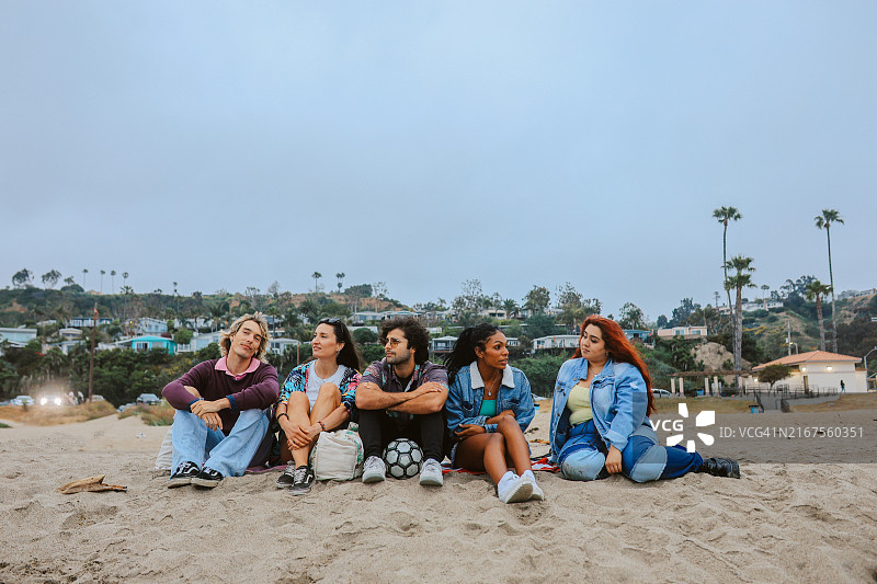 朋友们在加利福尼亚海滩图片素材