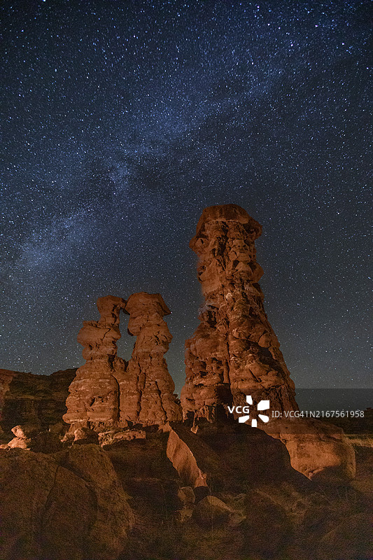 犹他州岩层仰视图片素材