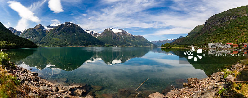 奥普斯特林斯瓦内特湖和谢勒村全景图片素材