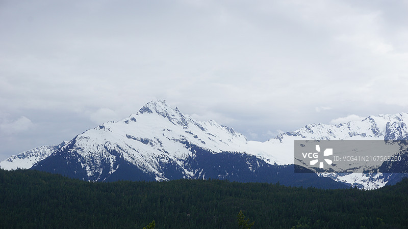 白雪皑皑的群山映衬着天空的美景图片素材