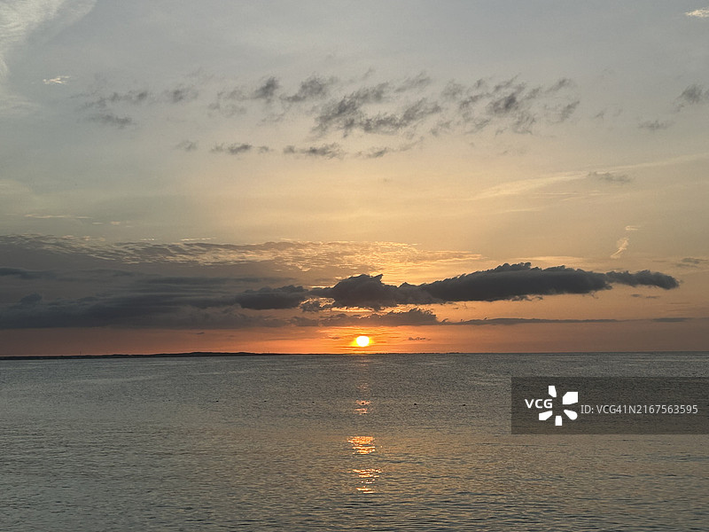 日落时特克斯和凯科斯群岛普罗维登西亚莱斯岛和西凯科斯岛的壮丽海景图片素材