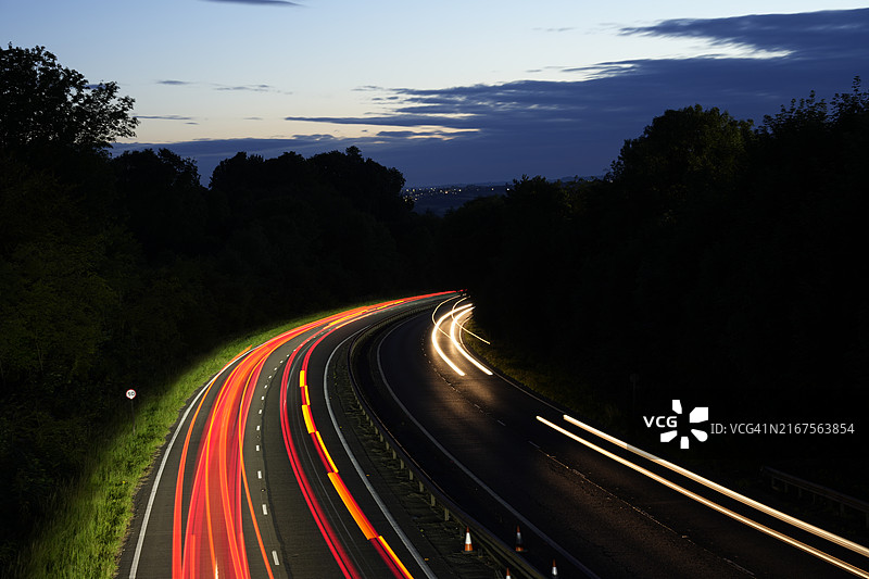 高速公路夜间长曝光车流图片素材