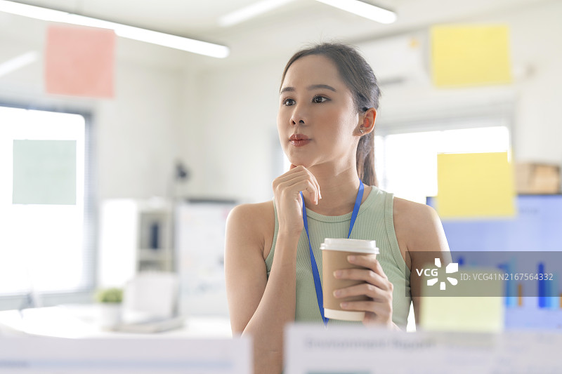 女商人，办公室咨询会议头脑风暴，智能手机便签玻璃板，网站项目管理。女人，在玻璃板办公室简要介绍想法时进行在线会议图片素材