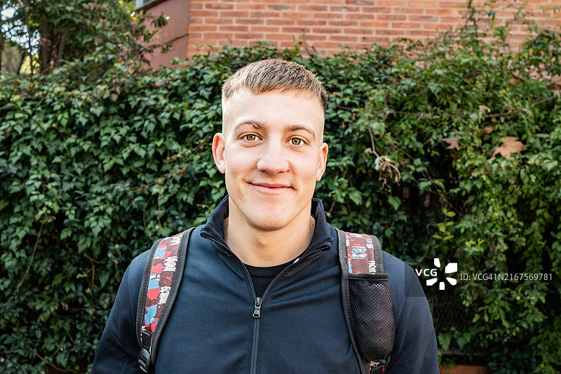 一个年轻人在户外的肖像图片素材