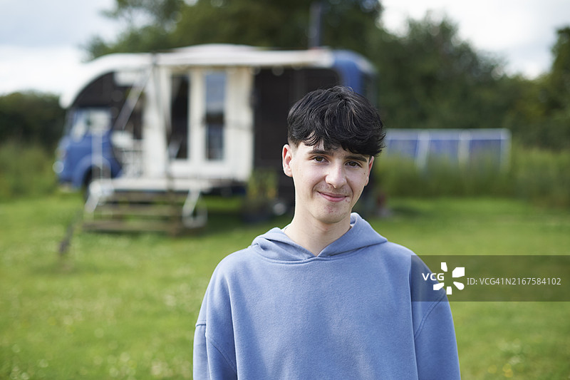 在生态豪华露营地度假的少年男孩肖像图片素材