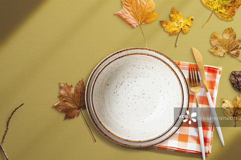 美丽的陶瓷餐桌摆台/秋季图片素材