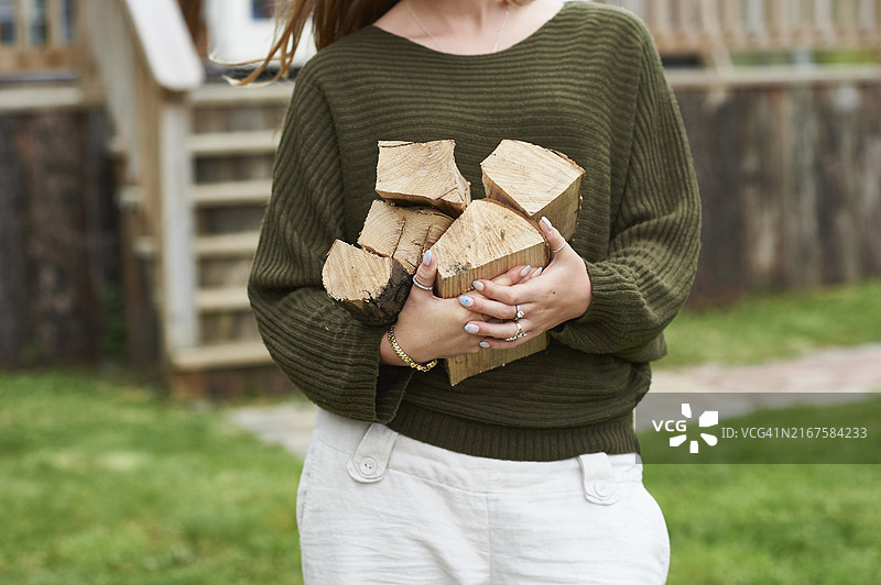青少年女孩抱着木柴准备篝火图片素材