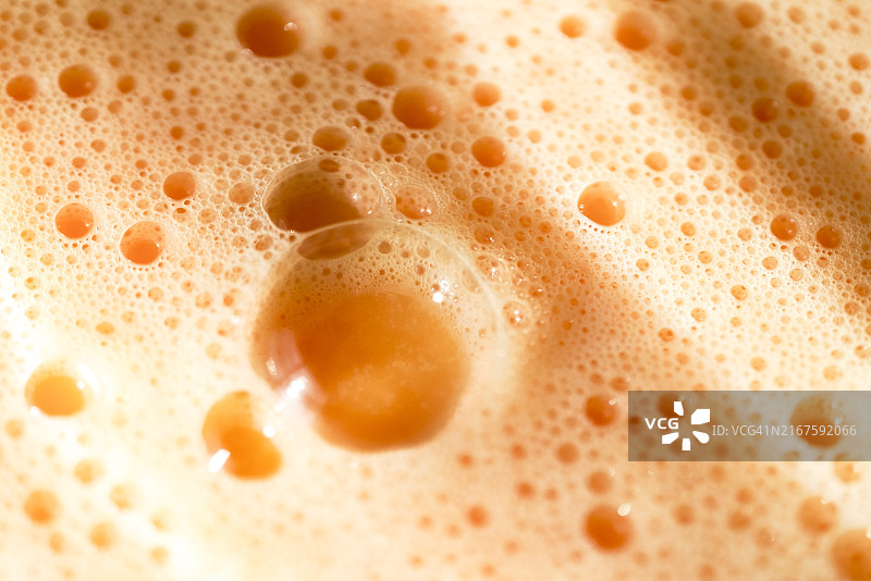 柔和光线下气泡丰富的饮品特写图片素材