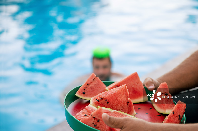 泳池旁的新鲜西瓜图片素材