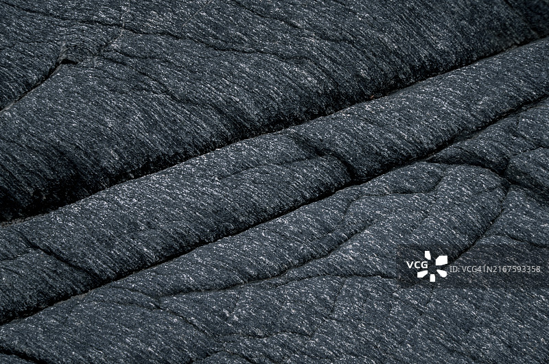 有裂缝的黑色岩石特写图片素材