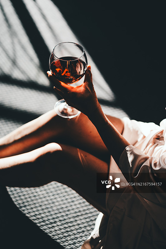 品尝红酒的优雅中年女士图片素材