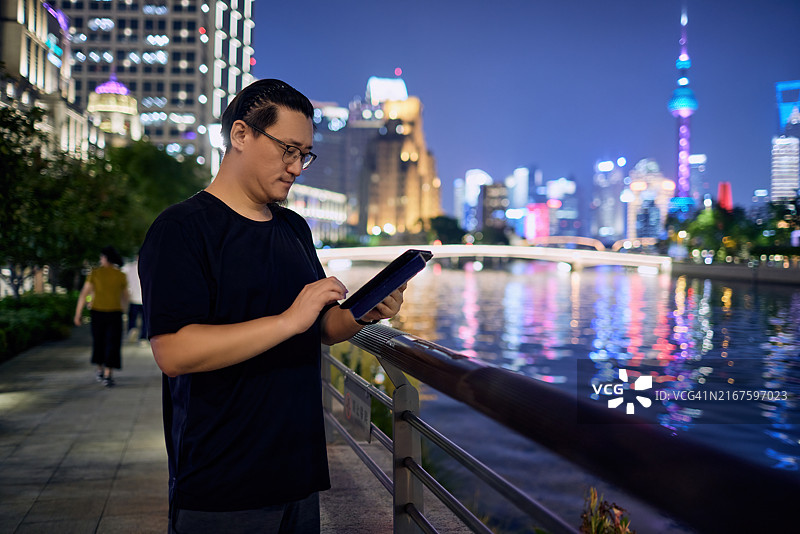 男人在外滩使用平板电脑，中国上海图片素材
