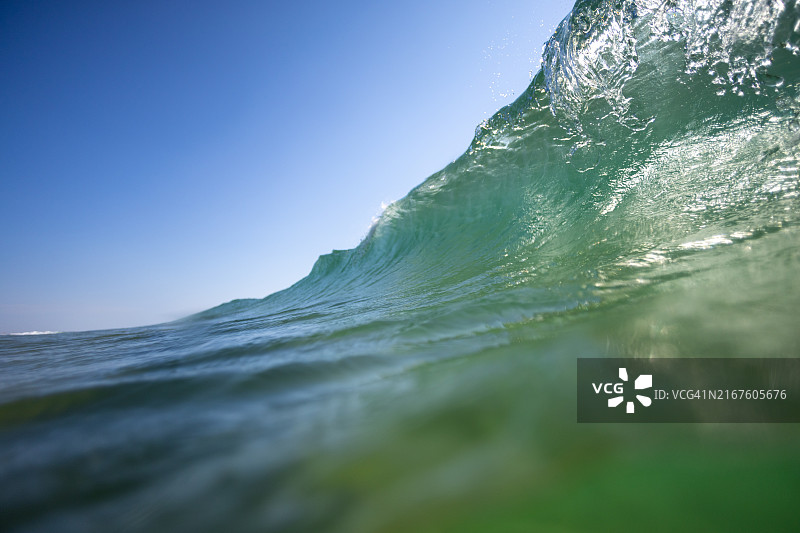 翻滚波浪的水下照片图片素材