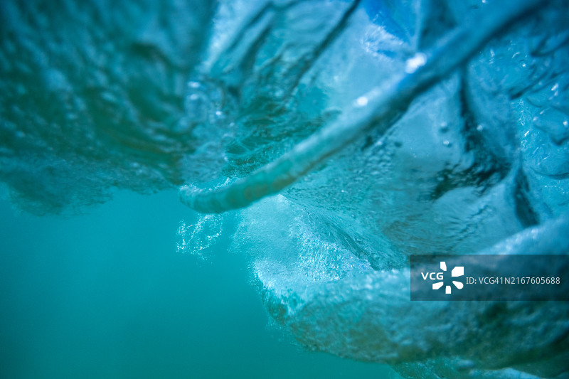 翻滚波浪的水下照片图片素材