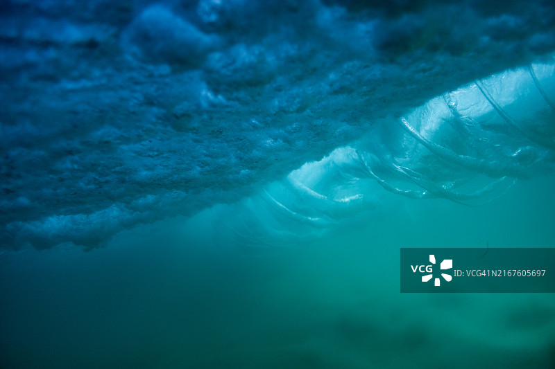 翻滚波浪的水下照片图片素材