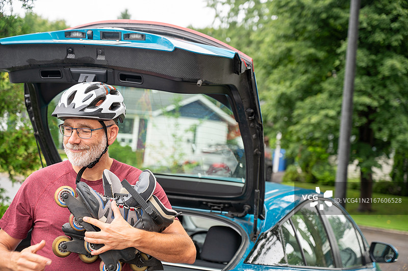 戴着自行车头盔和轮滑鞋的年长男人图片素材