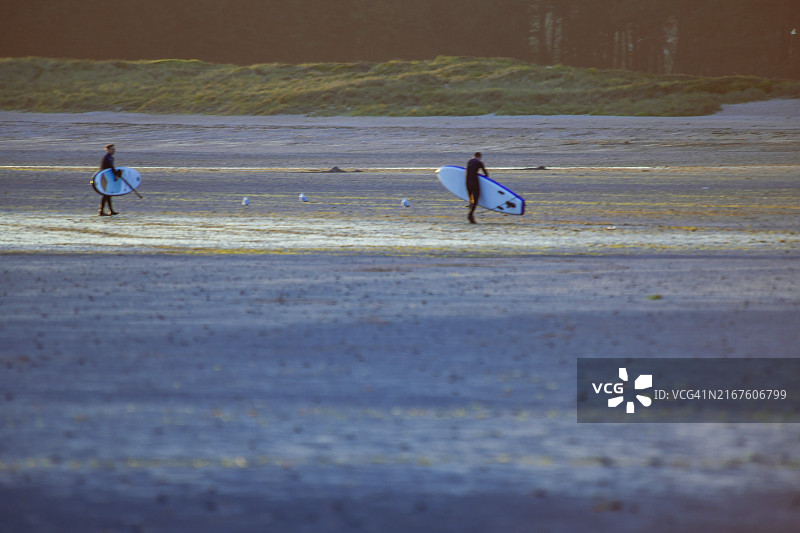 沐浴在日落光芒中的冲浪者图片素材