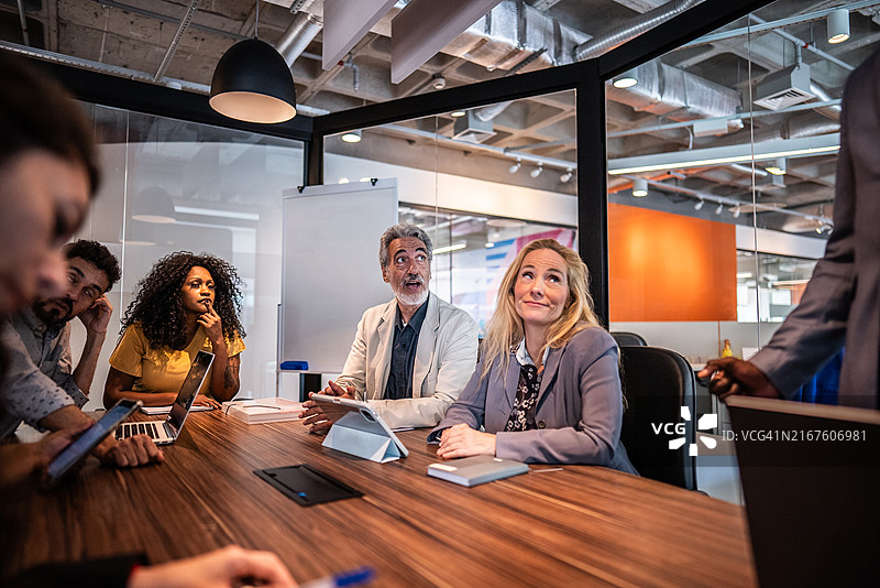 同事在办公室会议期间交谈图片素材