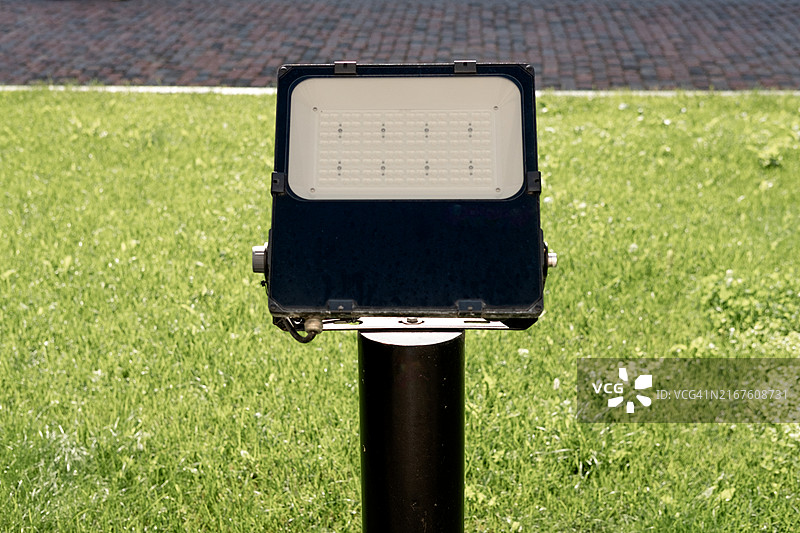 街道上的景观灯与草地背景图片素材