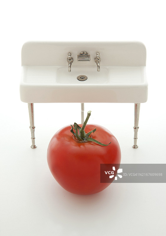 微型玩具水槽：清洗番茄系列图片素材