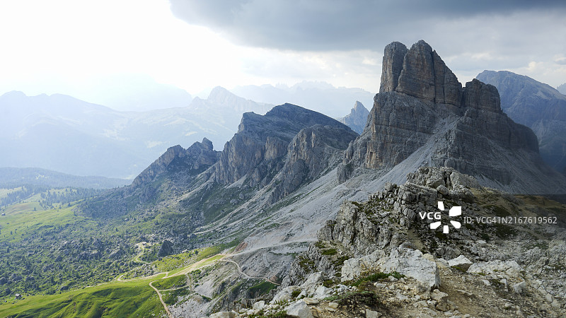 多洛米蒂山脉夏季山地草甸风光图片素材