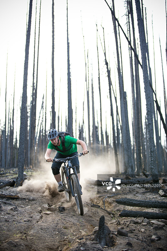 森林火灾山地自行车骑行图片素材