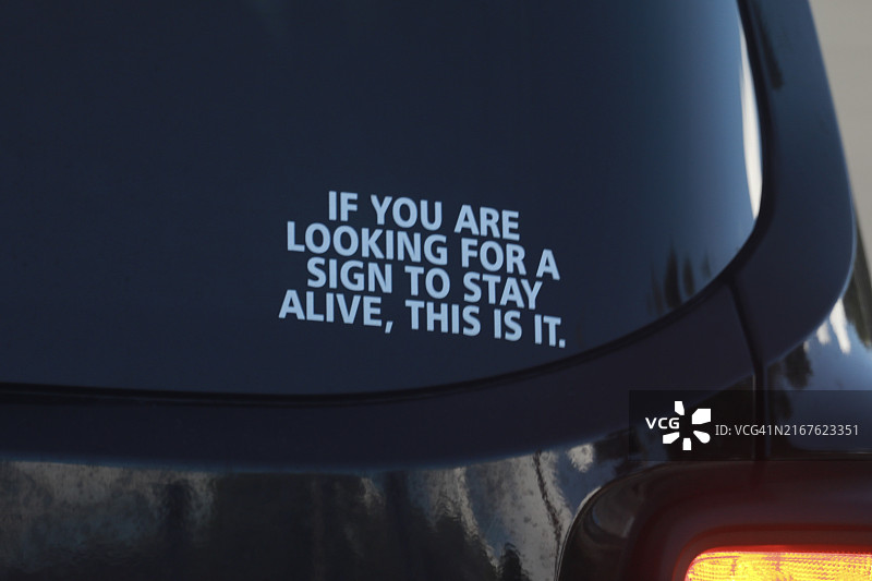 车辆贴纸传递生命关怀信息图片素材