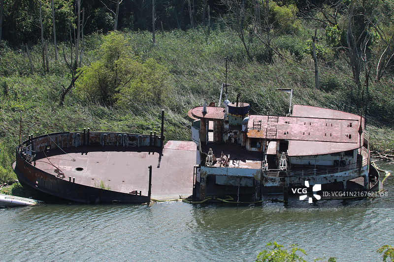岸边附近沉没的废弃航船图片素材
