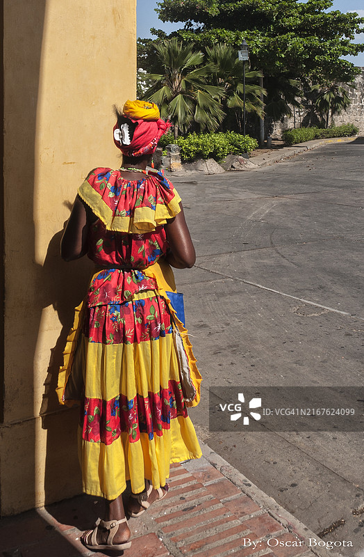 在旧武器库等待的帕伦克拉女人图片素材