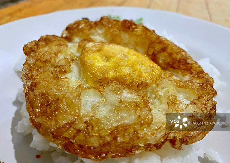 白色盘子里的煎蛋特写图片素材