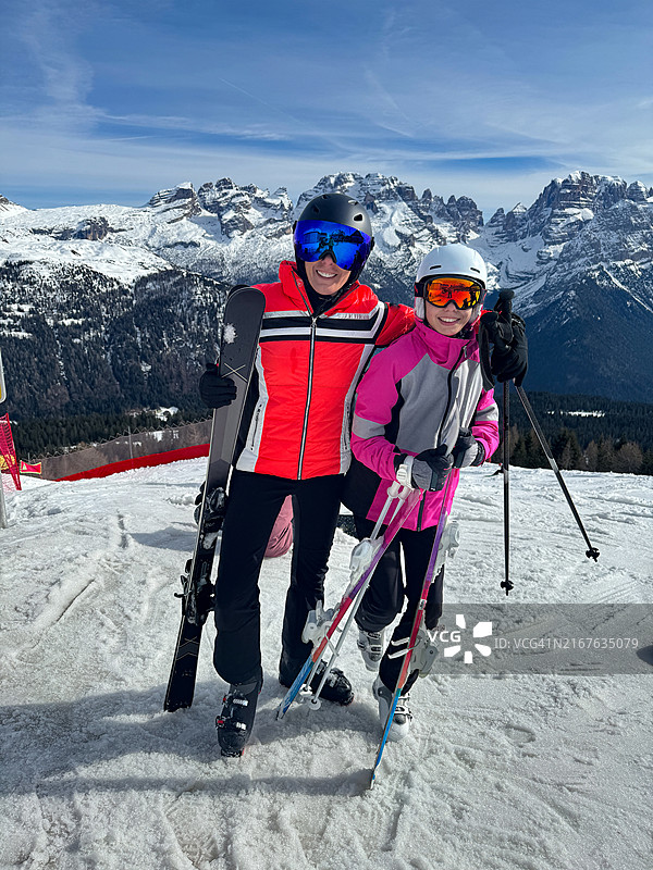 母女在滑雪坡顶上的合影图片素材