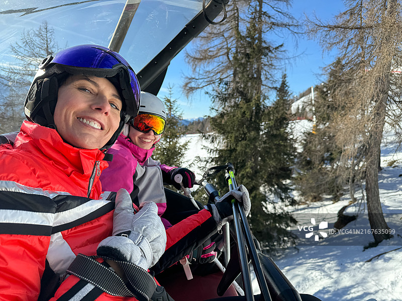 滑雪缆车上的母女肖像图片素材