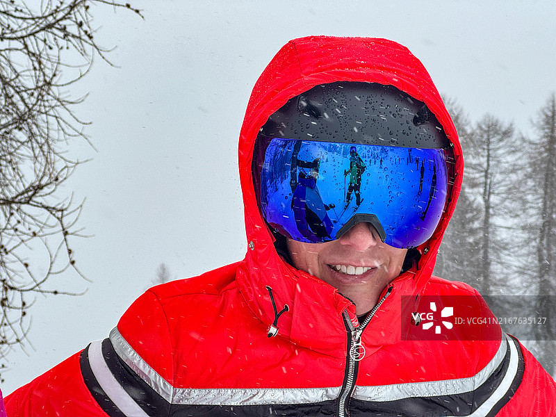 佩戴滑雪头盔和护目镜的女性肖像图片素材