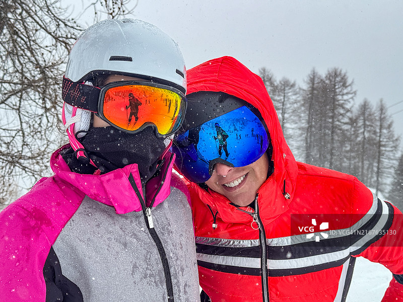 戴滑雪头盔和护目镜的母女图片素材